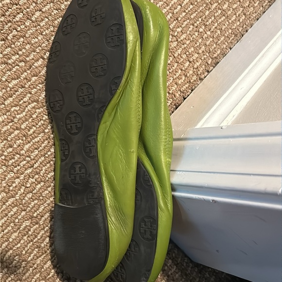 Tory Burch Minnie Travel Ballet Flats size 7.5 . Apple green with gold emblem - Picture 4 of 8